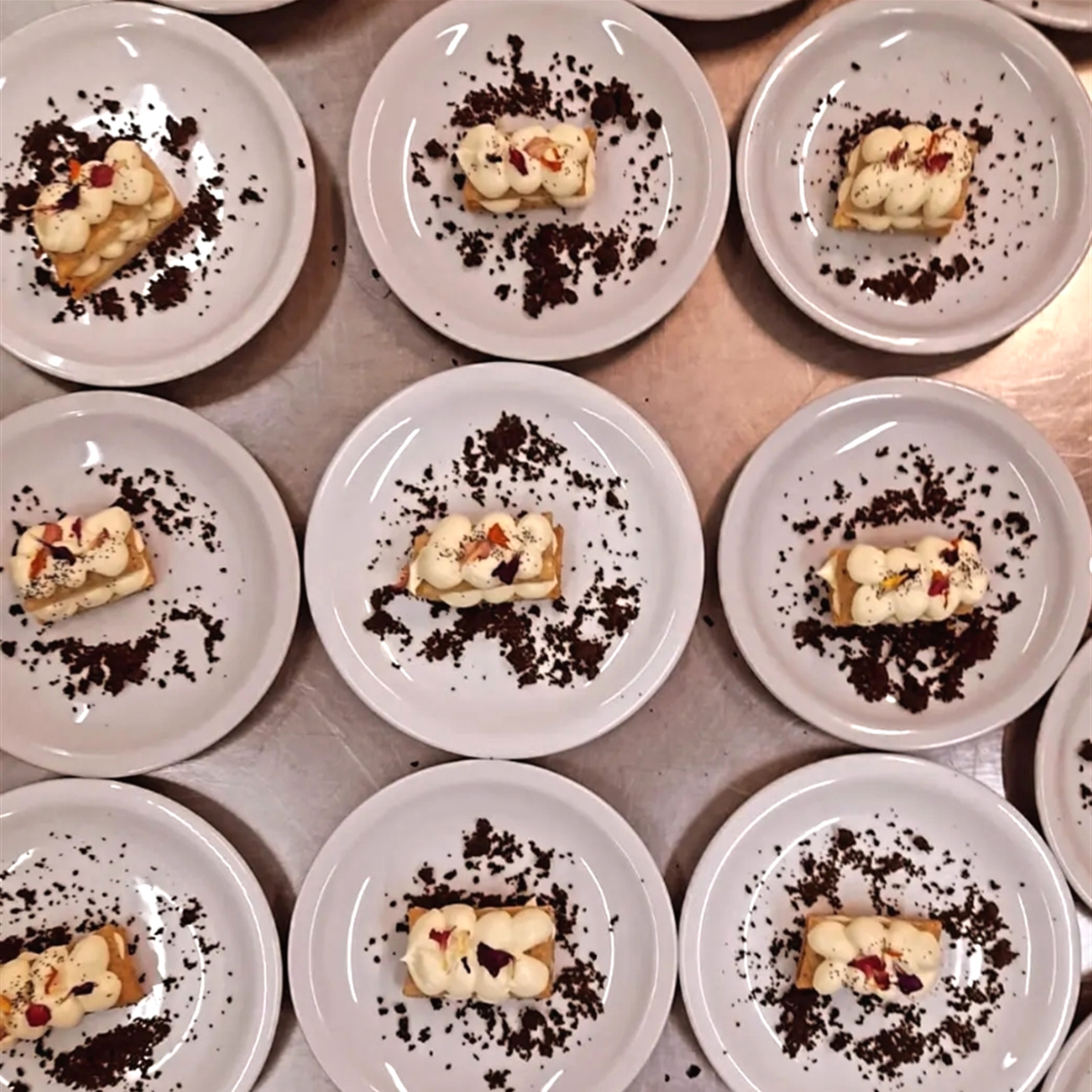 Postres emplatados para evento
