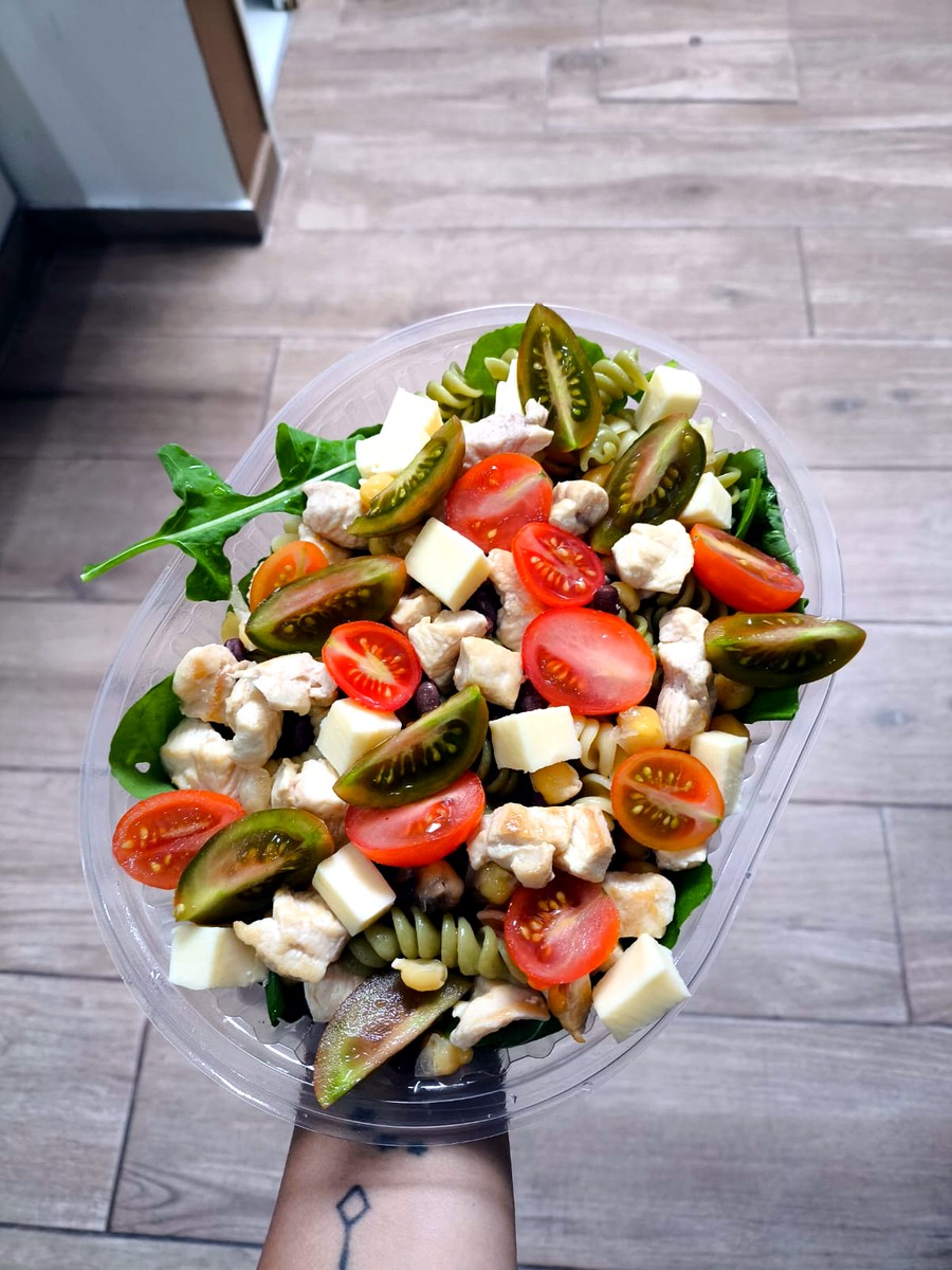 Ensalada con pollo, tomates y queso