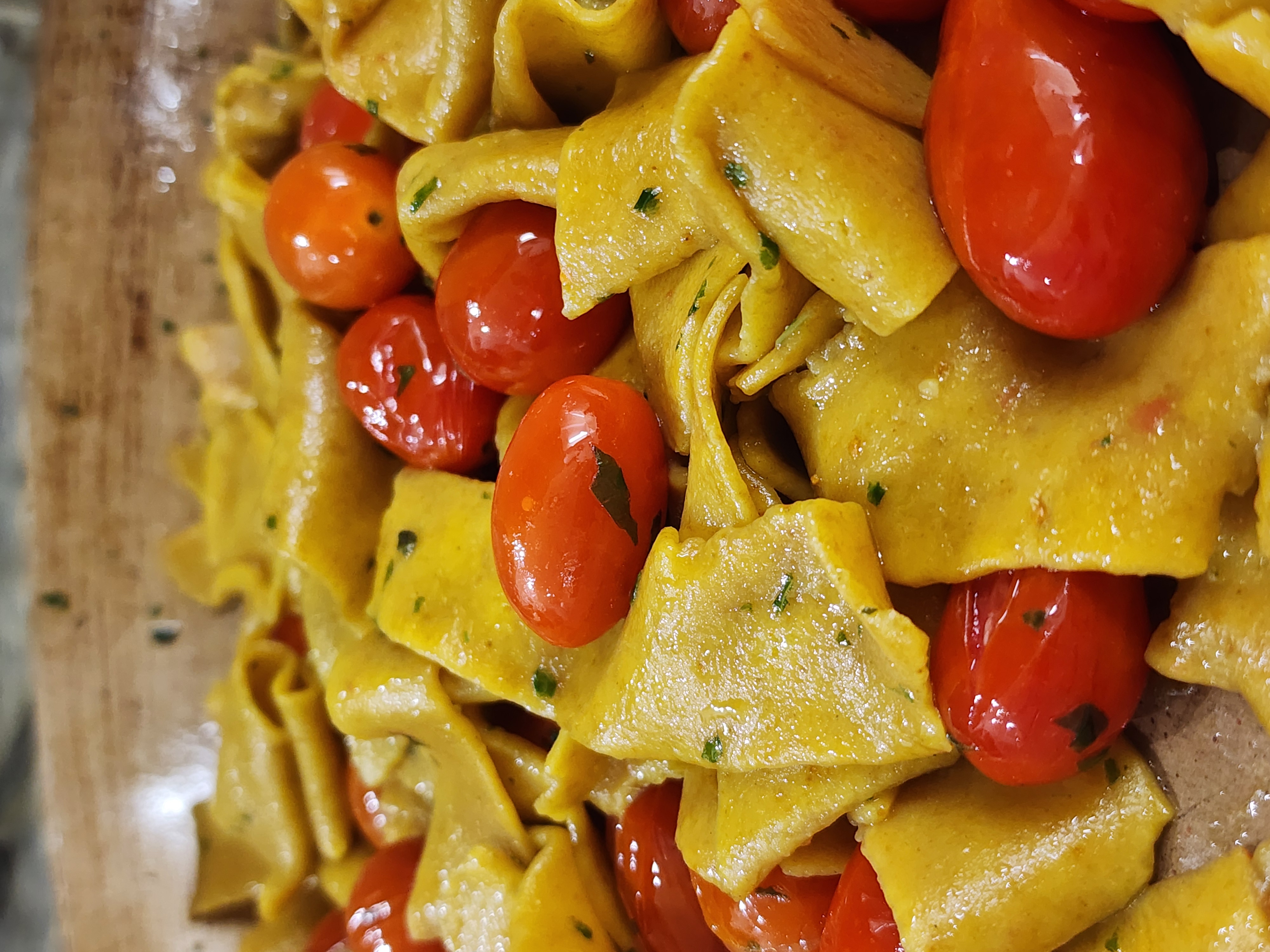 Pasta casera con tomates cherry